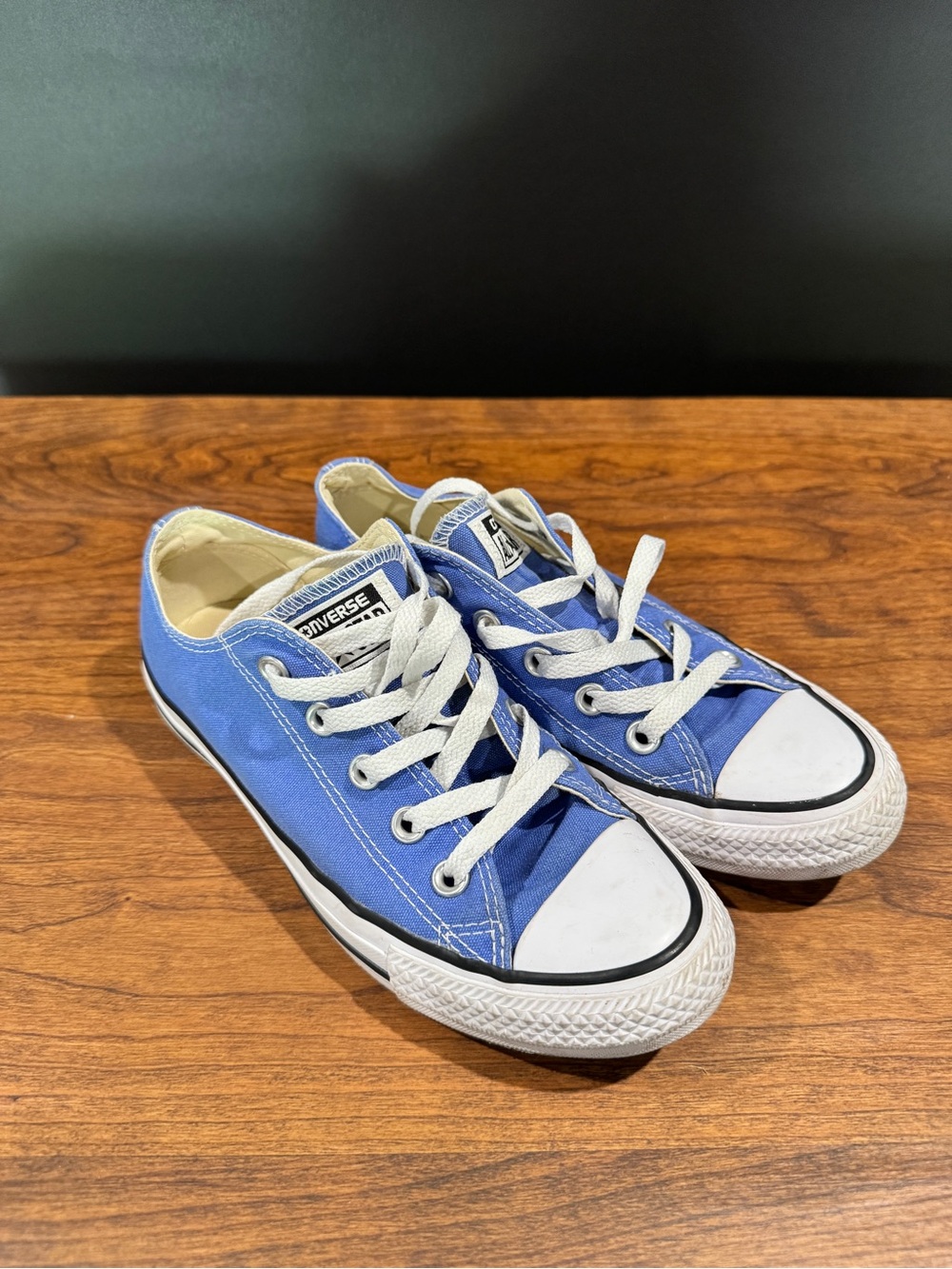 Women’s Converse blue canvas sneakers with white trim.  Size 6 women, 4 men.